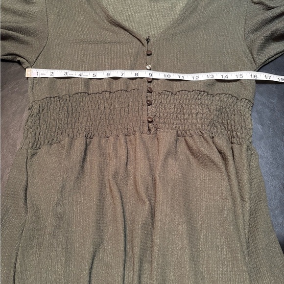 Chic Olive Button-Front V-Neck Dress size M - Picture 3 of 10